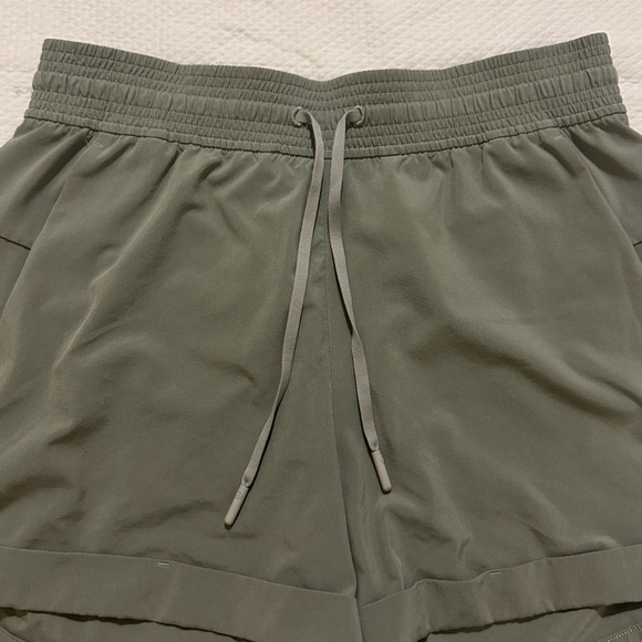 Lululemon Spring Break Away Short 3" SZ 6 - Picture 3 of 5